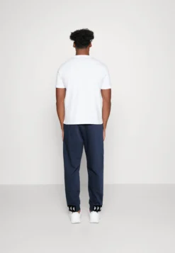 Kappa Tape Cuff Pants - Pantalones Deportivos - Dress Blues 7 Kappa Tape Cuff Pants - Pantalones Deportivos - Dress Blues -Kappa Tienda De Ventas 1db466a4db2f4923982c85fc9d7e0309 scaled