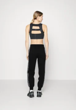 Kappa Pantalones Deportivos - Caviar -Kappa Tienda De Ventas 34ffc4743df64425ab12b4082acaa0e8 scaled