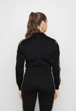 Kappa Tracksuit Jacket - Chaqueta De Entrenamiento - Caviar -Kappa Tienda De Ventas 454a9e2088314687938ad6141fe0e752 scaled