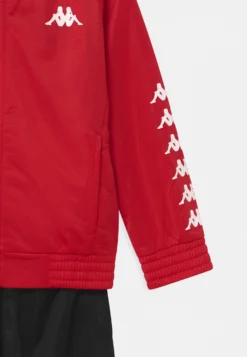 Kappa Set Unisex - Chándal - Ribbon Red 9 Kappa Set Unisex - Chándal - Ribbon Red -Kappa Tienda De Ventas 515d45e2722147f6ac1d8341425c67d0 scaled