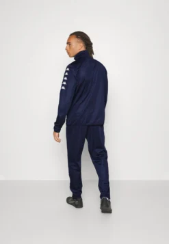 Kappa Tracksuit - Chándal - Dress Blue -Kappa Tienda De Ventas 8e63493cd25f4d6dbb98ea6b9619715d scaled