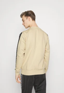 Kappa Sudadera - Brown Rice 7 Kappa Sudadera - Brown Rice -Kappa Tienda De Ventas d4d6e21a3ee44bbe888a6e5802c09997 scaled