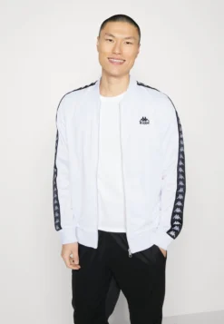 Kappa Tracksuit Jacket - Chaqueta De Entrenamiento - Bright White 9 Kappa Tracksuit Jacket - Chaqueta De Entrenamiento - Bright White -Kappa Tienda De Ventas d9eae38dd546469491e6fea38f99f374 scaled